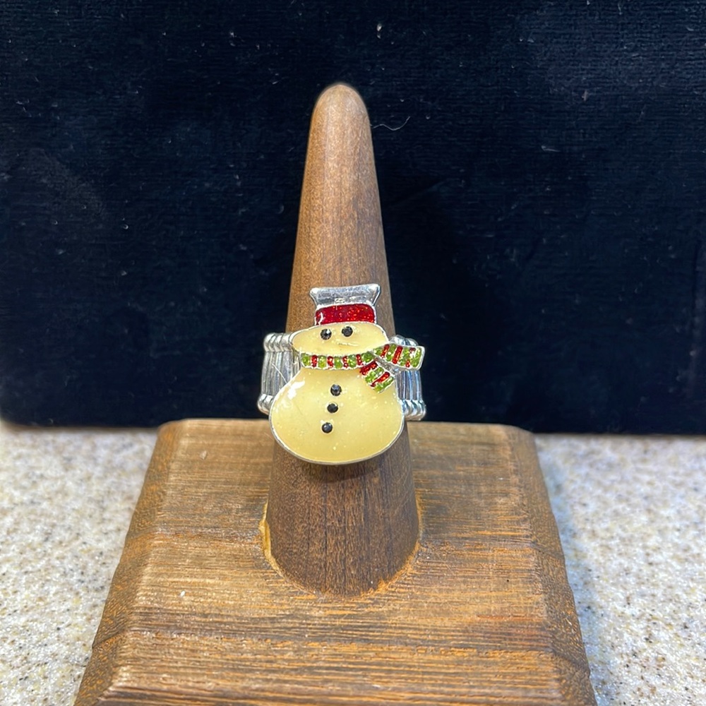 STRETCH SNOWMAN ⛄️ RING. CREAM/RED/GREEN AND BLACK. CREAM HAS SHINY SPECKS.